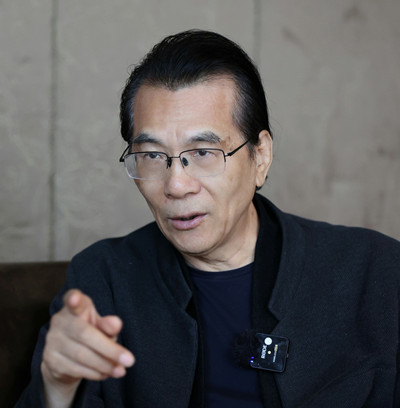 何建明，中國作家協(xié)會第七、八、九屆駐會副主席?，F(xiàn)為中國作家協(xié)會報告文學委員會主任，中央社會主義學院教授、上海大學中國創(chuàng)意寫作研究院院長。三次獲得魯迅文學獎，六次獲得中宣部“五個一工程”獎，多次獲得全國優(yōu)秀報告文學獎、徐遲報告文學獎、“中國好書”等獎項，首位獲得俄羅斯國家圖書獎的中國作家。