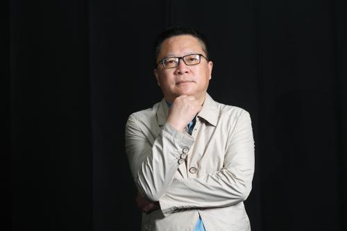 李少君，《詩(shī)刊》社主編，一級(jí)作家。主要著作有《自然集》《草根集》《海天集》《應(yīng)該對(duì)春天有所表示》等，被譽(yù)為“自然詩(shī)人”。