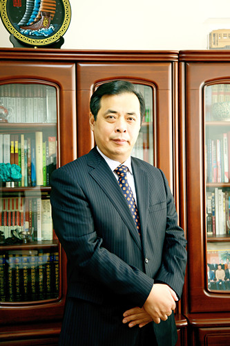 老藤，本名滕貞甫，遼寧省政協文史委副主任。出版長篇小說《刀兵過》《北障》《北愛》《草木志》等11部，小說集《熬鷹》《無雨遼西》等8部，隨筆集《儒學筆記》等3部，“老藤作品典藏（15卷）”。曾獲全國“五個一工程”獎、東北文學獎、百花文學獎等，作品多次入選各種年榜及選本，以多種文字譯介到國外。